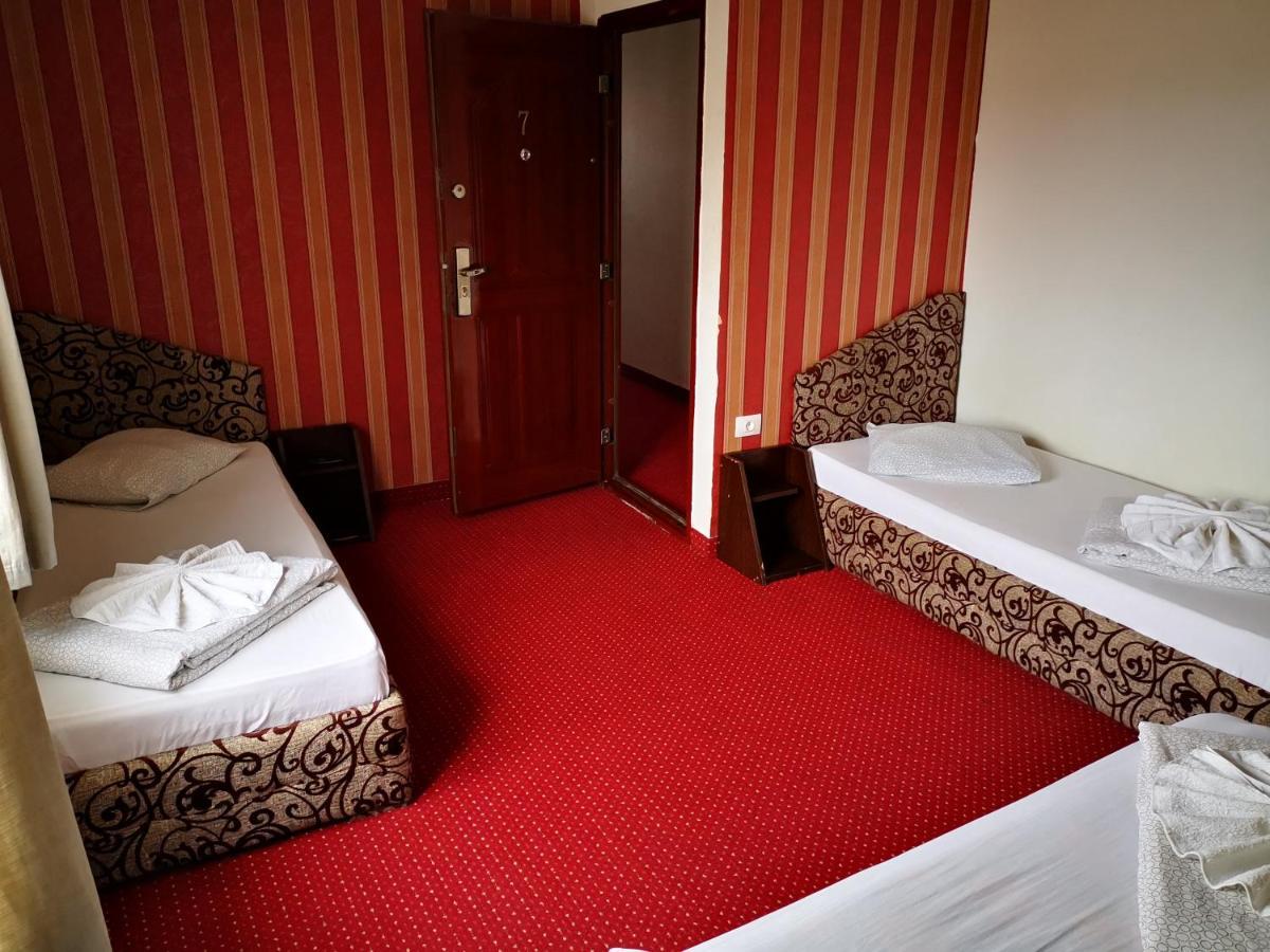 Golden Pension Târgu Jiu Buitenkant foto